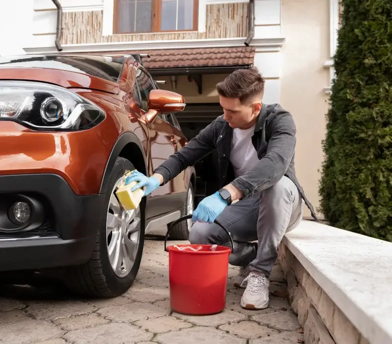 Lavage auto à domicile Éclans-Nenon : professionnel intervenant sur un véhicule